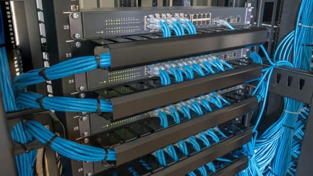 Structured cabling rack with tidy vertical managers